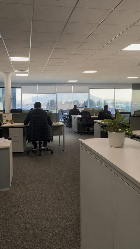 Oficina día, gente de lejos