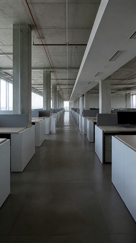 Pasillo de oficina con estaciones