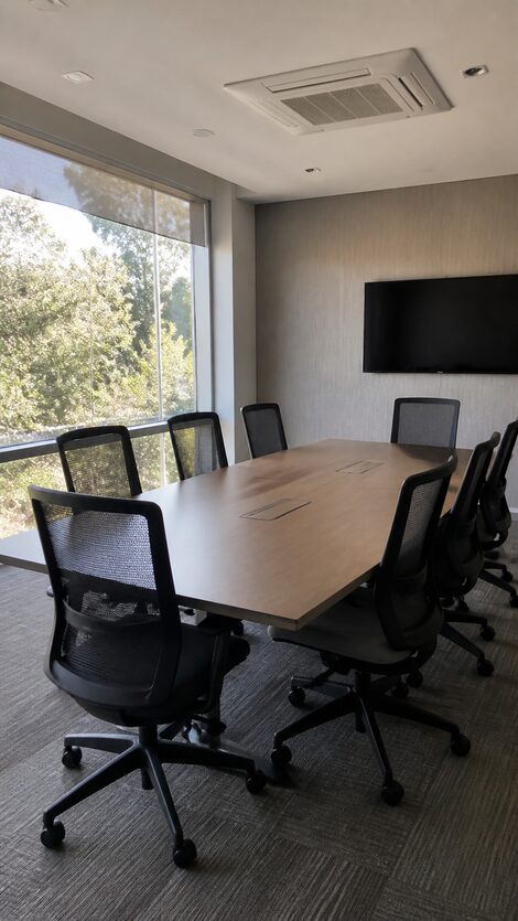 Sala de reuniones ordenada y vacía