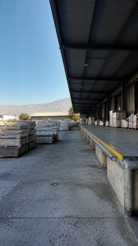 Andén de carga con pallets
