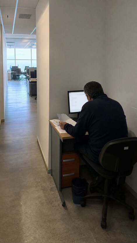 Hombre trabajando solo, apartado del equipo