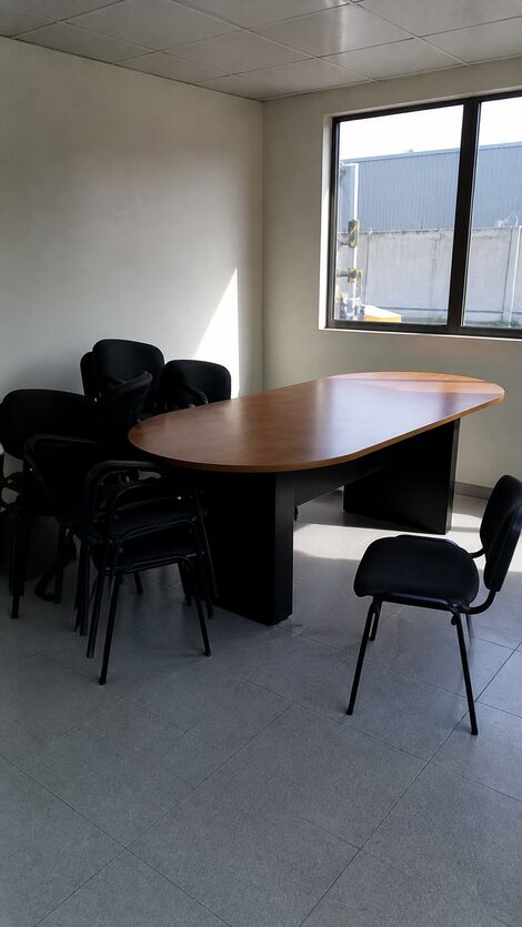 Sala de reuniones vacía, sillas desordenadas