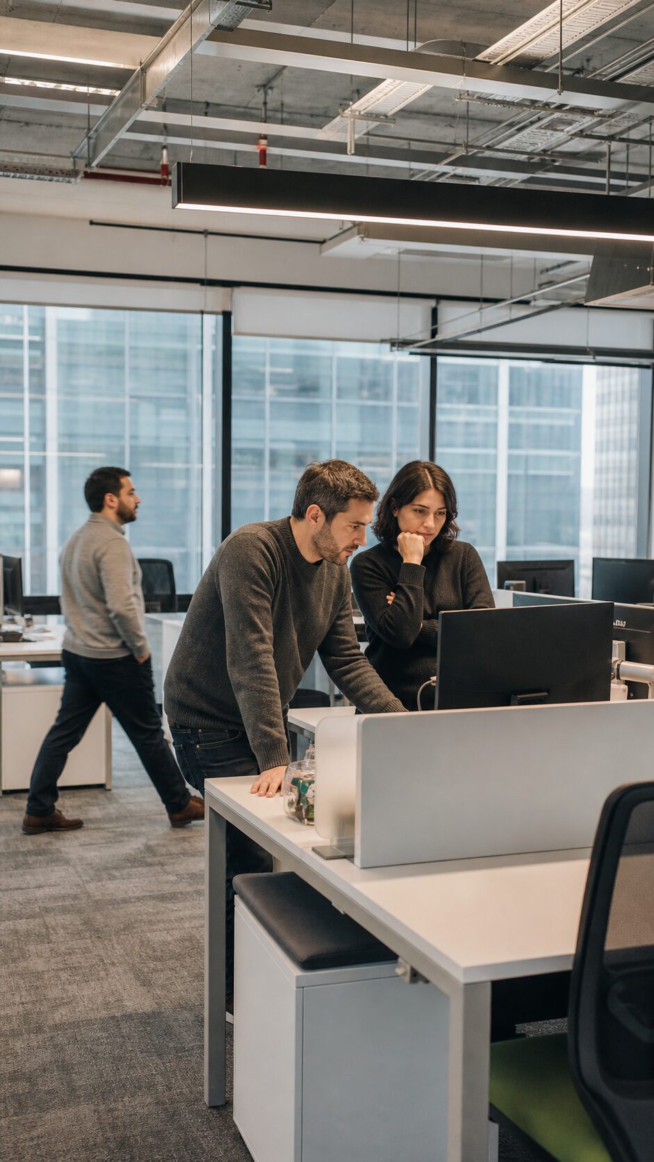 Open plan, dos personas revisando una pantalla