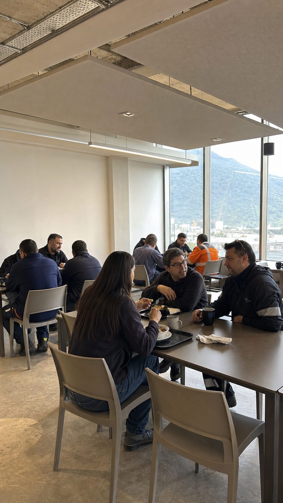 Comedor de empresa, grupos conversando