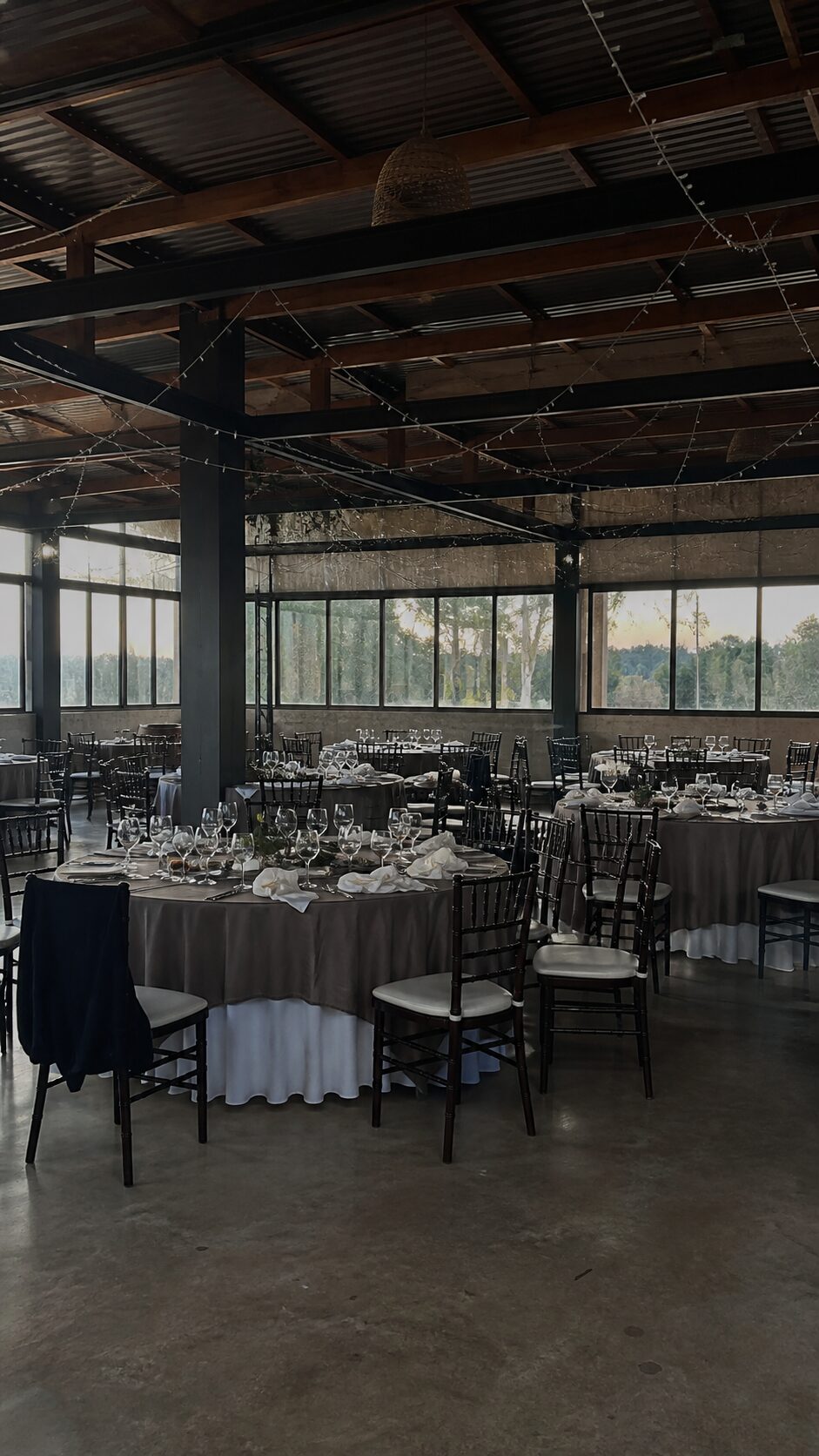 Salón corporativo vacío tras una fiesta